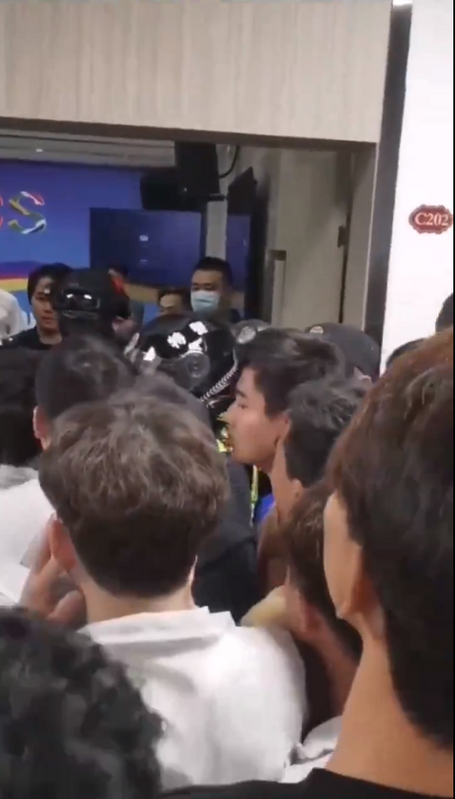 不滿的回族工人們包圍清真食堂的負責人。 圖:翻攝自李老師不是你老師