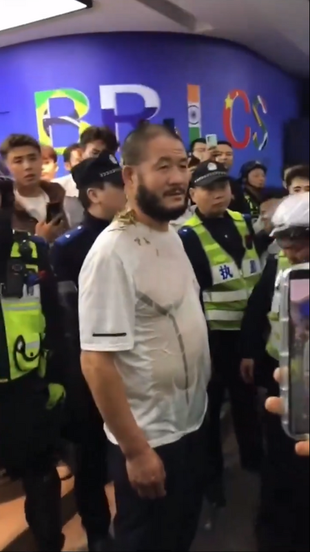被回族工人們潑了食物的清真食堂負責人。 圖:翻攝自李老師不是你老師