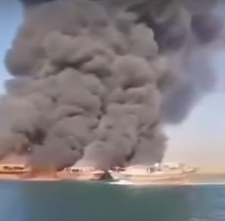 伊朗的16艘船隻爆炸，一時港口濃煙蔽天，疑似是因為支援胡塞組織遭到報復。   