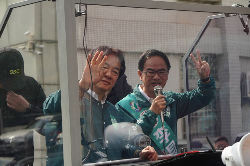 賴清德(左)日陪李昆澤(右)車掃。   圖：李昆澤競總/提供