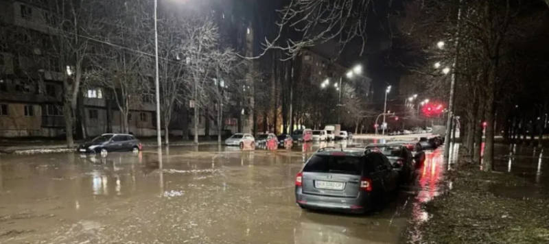 基輔的博爾什查戈夫卡的污水處理系統近期爆裂，惡臭的污水淹沒了街道和汽車。   圖：翻攝自勝研集