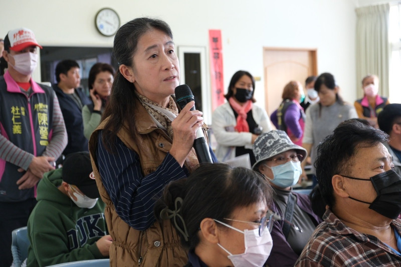 原住民族委員會主委夷將‧拔路兒Icyang‧Parod今(8)日在花蓮縣主持「價購台糖土地座談會」,台糖土地承租戶提問。 圖:取自原住民族委員會官網