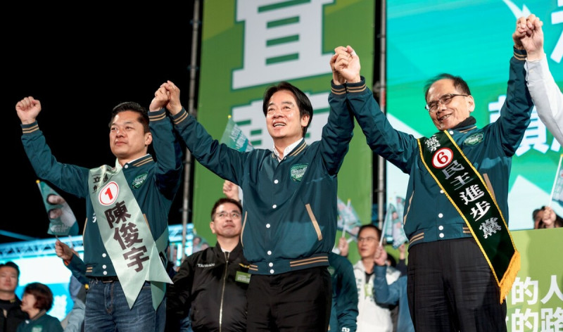 民進黨立委候選人陳俊宇（左）、民進黨總統候選人賴清德（中）、立法院長游錫堃（右）。   圖：民進黨/提供（資料照）