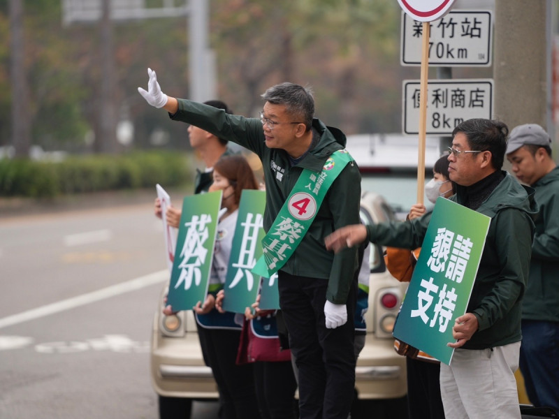 蔡其昌一早到大甲路邊向選民拉票。   蔡其昌競總/提供