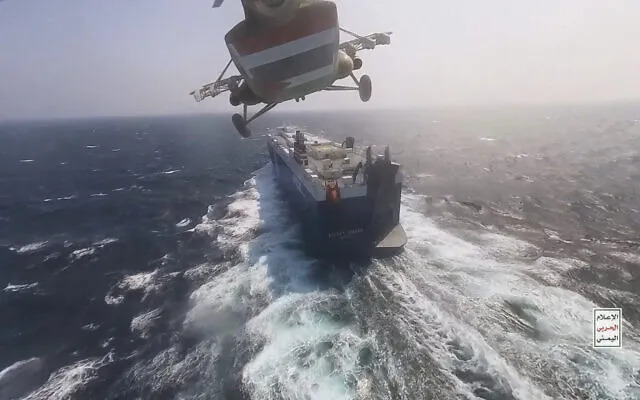 胡塞武裝搭乘直升機，正在試圖扣押一艘行經紅海的商船。   圖：翻攝自騰訊網
