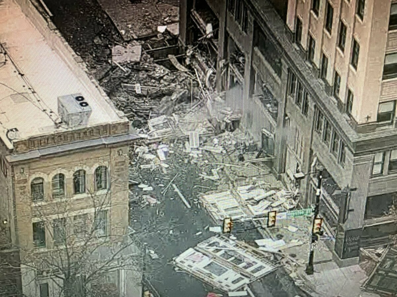 昨日美國德州沃思堡發生爆炸，造成近 24 人受傷，市中心道路上散落著一棟建築物的大碎片。   圖：翻攝自X帳號@DAnglinFox4