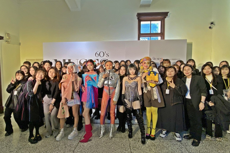 弘光科大妝品系彩妝藝術造型動靜態展開幕時，師生和模特兒合影。   弘光科大/提供
