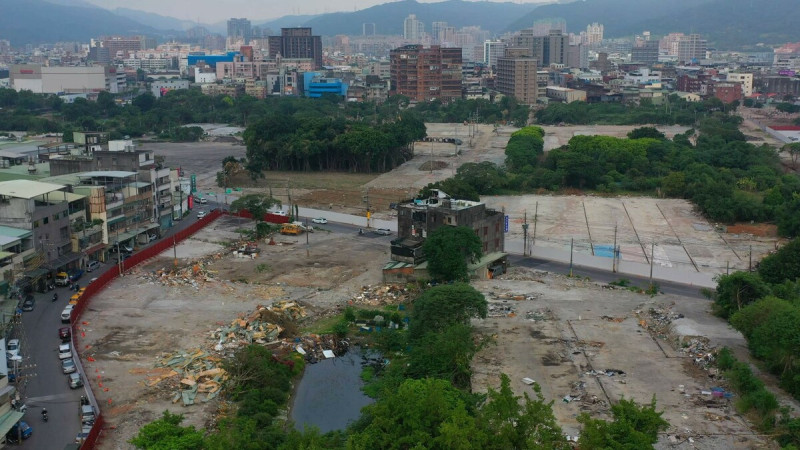新北市城鄉局說明，合法建築排除整體開發，改採容積折減的機制，全國整體開區案例比比皆是。圖為新樹路拆除後景象。   圖：新北市城鄉局/提供