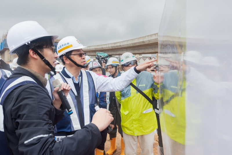 張善政視察「桃園捷運綠線北機廠工程」進度，目前進度超前，力拼高架段北段7站在115年通車。   圖：桃園市政府/提供