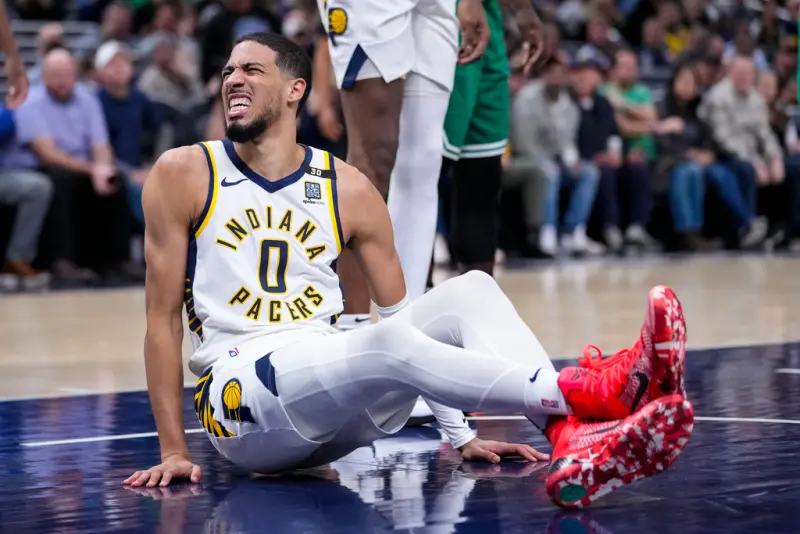 ▲Tyrese Haliburton在上一場對上波士頓塞爾提克的比賽中受傷，好在經過核磁共振的檢查後，確定傷情並不嚴重，將在兩周後重新評估。（圖／美聯社／達志影像）   