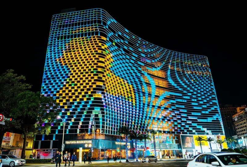 大立百貨外牆以燈光排出小鴨造型。   圖：高雄市觀光局/提供