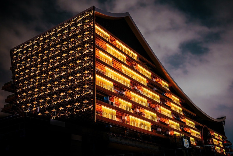 鳳山火車站開發大樓「空中鳳城」點亮黃色燈光。   圖：高雄市觀光局/提供