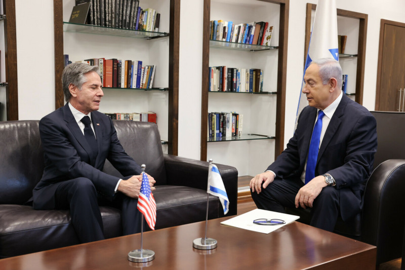 美國國務卿布林肯(左)會見以色列總理內坦雅胡(右)，希望尋求中東地區長遠的和平與穩定。   圖：翻攝自 Secretary Antony Blinken 個人X帳號