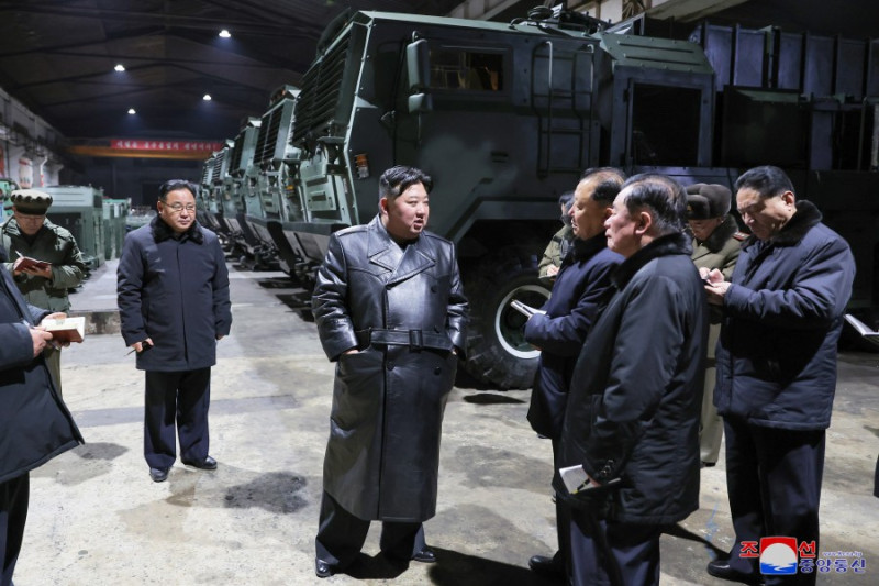 金正恩 8 日至 9 日參觀當地軍火工廠時表示，南韓為該國「主要敵人」，揚言若受到挑釁，他們將動用一切手段消滅南韓，並指示國家應加強其核戰威懾力。   圖：取自北韓官媒《朝中社》