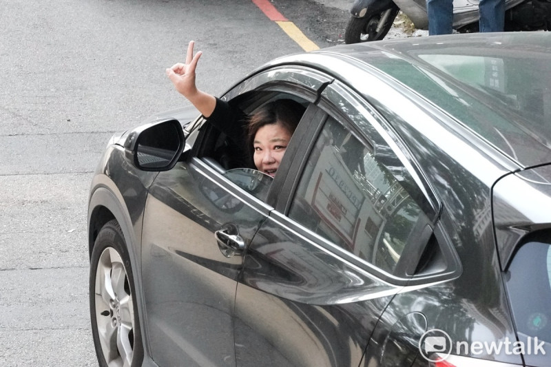 一位開車的民眾對著賴清德比出二號手勢。   圖：張良一/攝