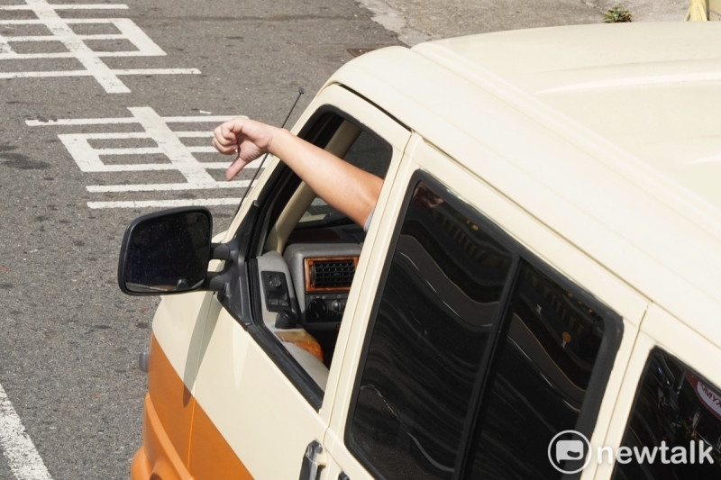 一位汽車駕駛人對著賴清德比倒讚。   圖：張良一/攝