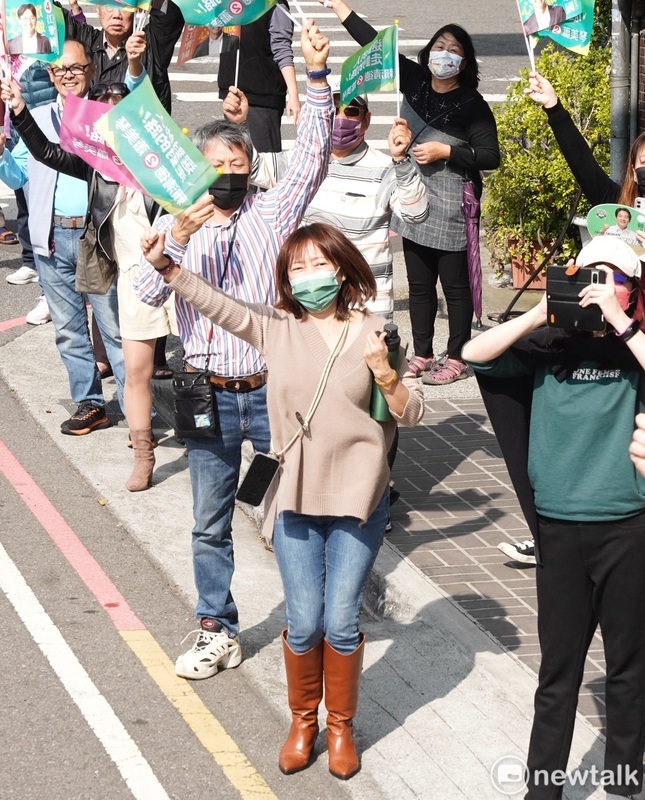 台中市區的支持者夾道歡迎賴清德。 圖：張良一攝 