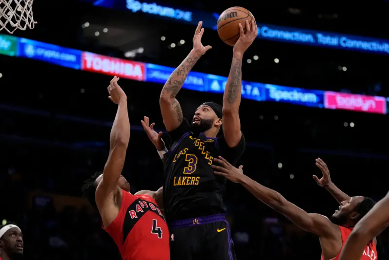 ▲湖人球隊明星大前鋒Anthony Davis這一場比賽統治攻防兩端，攻下41分，還有11籃板6助攻，帶領球隊終場以132:131擊敗對手。（圖／美聯社／達志影像）   
