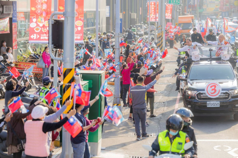 侯友宜高雄車隊大掃街，一路都有國旗相迎。   圖：國民黨高雄市黨部/提供