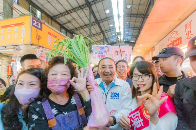 侯友宜在市場受到婆婆媽媽歡迎。   圖：國民黨高雄市黨部/提供