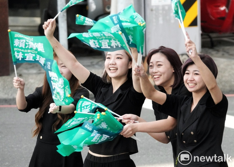 民進黨總統候選人賴清德全台大車掃首日來到他的本命區—台南市時，4位年輕女性開心的拿著「賴清德林宜瑾」競選旗幟，向賴清德表達支持之意。   圖：張良一/攝