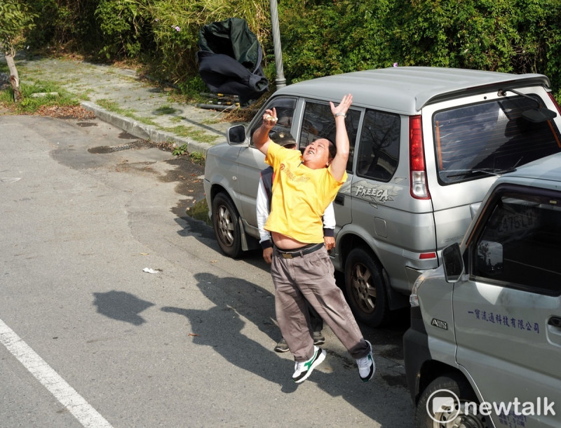 賴清德掃街車隊經過台南市區時，一位民眾興奮的跳起來並將他的外套往上拋。   圖：張良一/攝