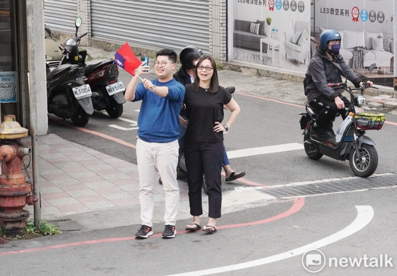 賴清德在台南市區掃街時，一位民眾對著賴揮舞國旗。   圖：張良一/攝