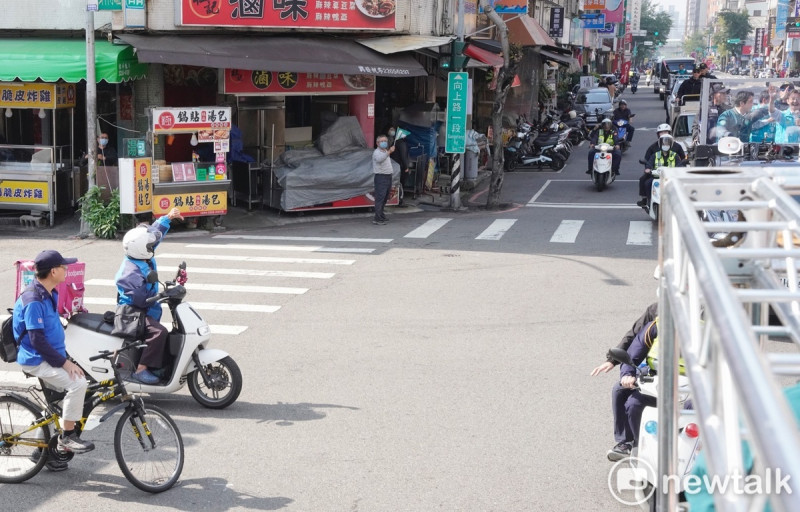 一位騎機車的送餐外送員，對著掃街車上的賴清德比倒讚，並狂按喇叭。   圖：張良一/攝