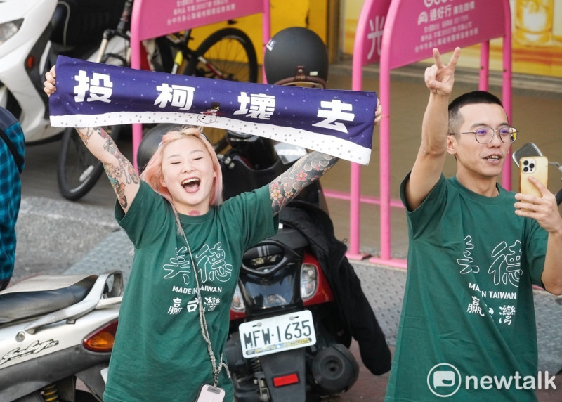 賴清德全台大車掃首日經過台南時，一位女性選民高舉著「投柯壞去」布條，表達堅定支持。   圖：張良一/攝