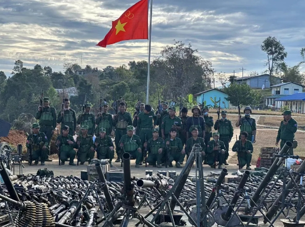  反叛軍公開展式繳獲自緬軍的的火力。 圖 : 翻攝自鐵血戰史 