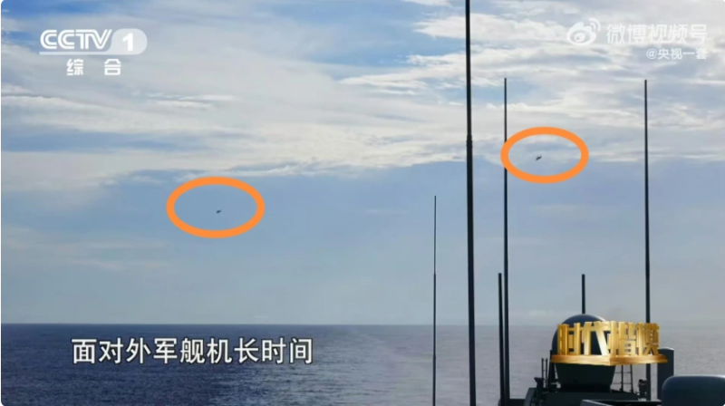 2 架美戰鬥機出現在中國南昌艦近距離上空。   圖：翻攝自CCTV