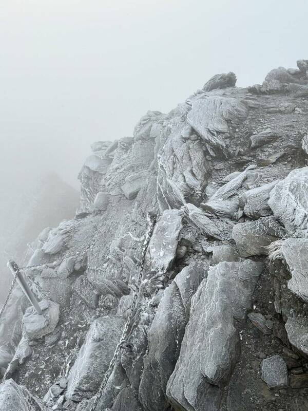 玉山風口鐵鍊區步道出現結冰與霧淞。   圖：玉山國家公園管理處／提供