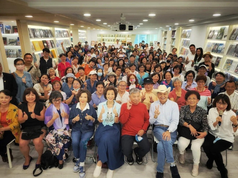 奇哥創辦人陶傳正 (第一排右三) 至書屋演講，與益品書屋創辦人戴勝益 (第一排右四) 合影。   圖：益品書屋／提供