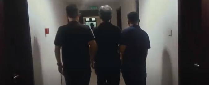 中共國安宣傳影片《我是誰》中,逮捕間諜趙學軍的畫面。 圖:擷取自國安宣工作室宣傳影片《我是誰》