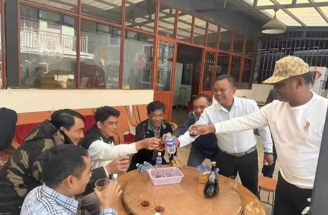 投降後的緬甸政府軍，受到三兄弟同盟熱情的款待。吞吞敏准將(左三)開心的與果敢同盟軍軍官喝酒。   圖：翻攝自《網易》