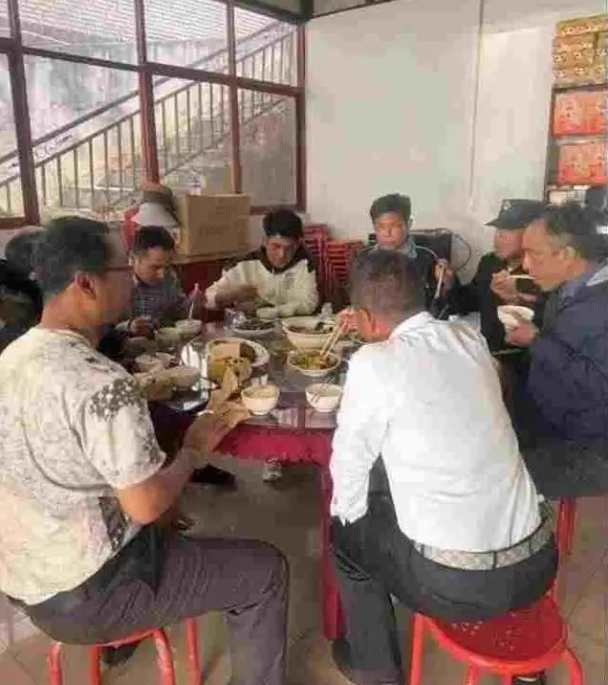 根據果敢同盟軍發布的照片，跟隨吞吞敏准將投降的 6 位准將受到果敢同盟軍的熱情招待，坐在同一桌並與「三兄弟同盟」的軍官一同用餐。   圖 : 翻攝自唐駁虎