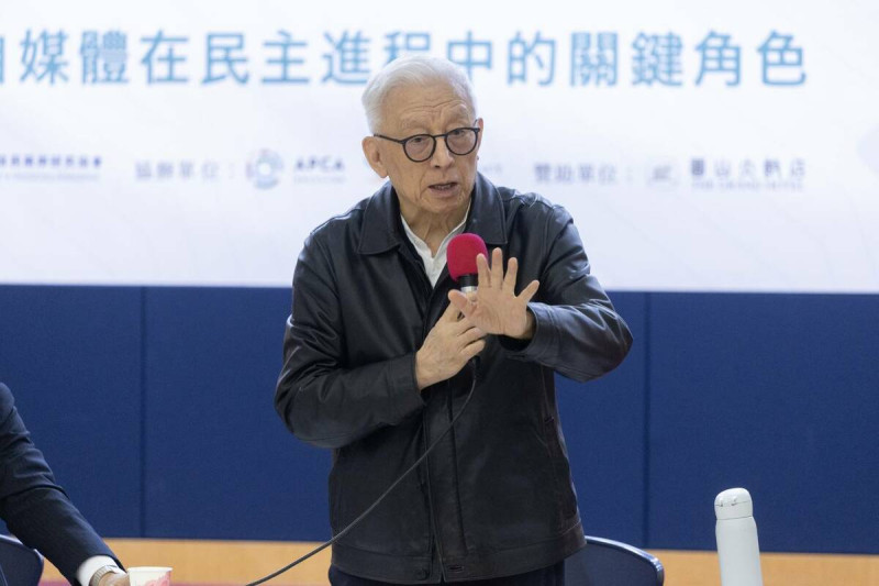 聯電創辦人曹興誠也出席記者會對觀選團表達歡迎，他表示，台灣只要有民主、有自由，對中國就是一大威脅，香港的淪落就是活生生血淋淋例子。   圖：信民兩岸研究協會提供。