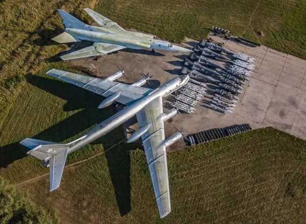俄軍圖式轟炸機與護航戰鬥機。   圖 : 翻攝自鐵血戰史