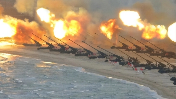 北韓大量火砲朝軍事緩衝區發射，威懾南韓。   圖 : 翻攝自騰訊網/金亮