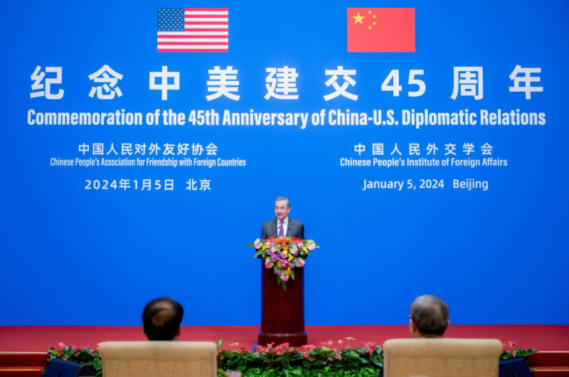 針對中國包括外交部長王毅在內等外交官員，近日頻向美國釋放「合作共贏」等的友好訊息，學者專家分析，中國表面上示好，實際玩的是「兩手策略」，軟硬兼施。   圖：取自《新華社》