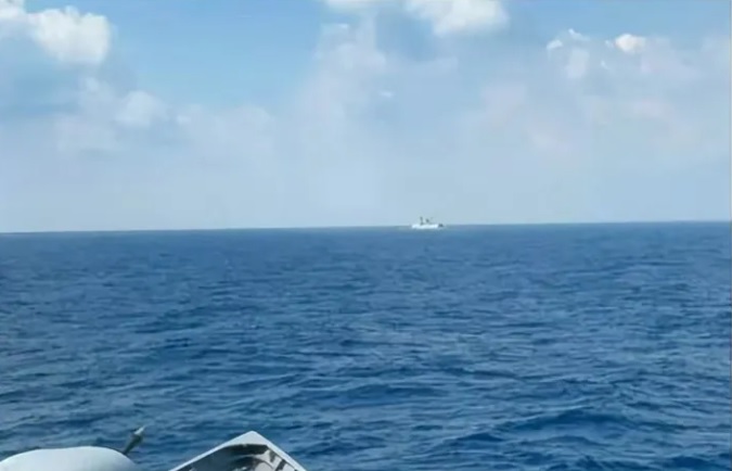 美菲兩國與本月 3 、 4 日舉辦聯合巡航，期間中國軍艦尾隨，被菲律賓官方拍下照片。但中國國內卻掀起「菲律賓砲口對向中國黃山艦」的傳言。   圖：翻攝自知乎