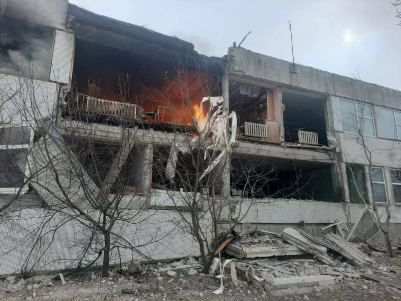哈爾科夫地區軍事管理局負責人表示，俄軍向庫皮揚斯克市的村莊維利希夫卡，發射了導引炸彈，當地一名 48 歲婦女被殺、10 棟民宅及一間商店損壞。一所學校著火了。   圖：取自「X」@NakedPueblo63