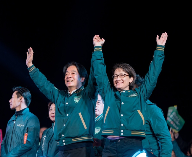民進黨正副總統候選人賴清德（前排左起）、蕭美琴是中國的「眼中釘」。   圖：翻攝自賴清德臉書