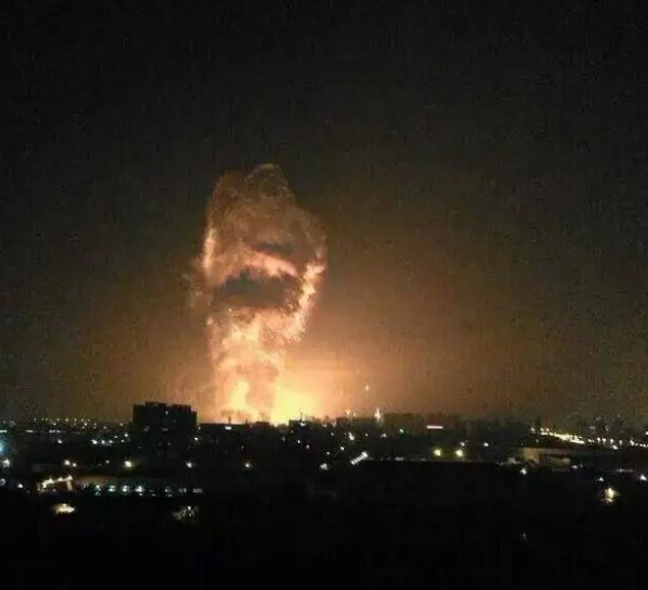 英美聯軍擊中葉門胡塞武裝組織導彈倉庫，產生大爆炸。   圖 : 翻攝自每日經濟新聞
