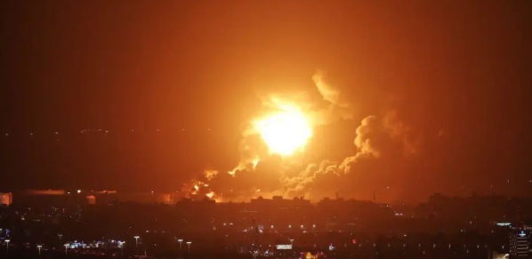 英美聯軍擊中葉門胡塞武裝組織導彈倉庫，產生大爆炸，火球照亮整個夜空。   圖 : 翻攝自每日經濟新聞