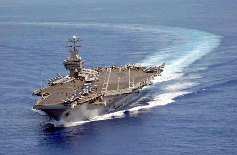 國防部駁斥美國海軍尼米茲級航艦「卡爾文森號(USS Carl Vinson CVN-70)」因9日台灣國家級警報而延後北返行程。   圖：翻攝「X」@amherreram