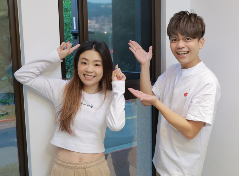 蔡阿嘎（右）跟妻子「二伯」經常分享員工之間的互動。   圖：翻攝自蔡阿嘎IG