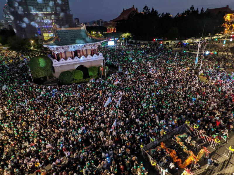 民眾黨總統候選人柯文哲今晚於凱道造勢，已有逾10萬名支持者湧入。   圖：民眾黨 / 提供