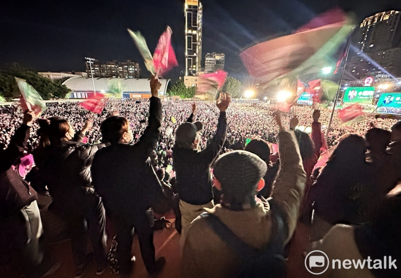 2024總統大選決戰夜，民進黨支持者擠爆板橋第二運動場，人潮並外溢到週遭道路，主辦單位宣稱人數已破15萬人。   圖：張良一/攝