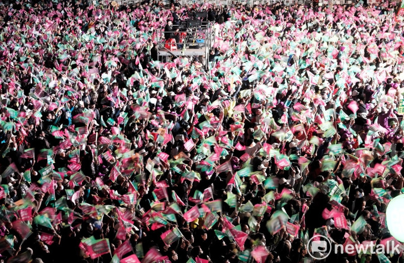 2024總統大選決戰夜，民進黨支持者擠爆板橋第二運動場，人潮並外溢到週遭道路，主辦單位宣稱人數已破15萬人。   圖：張良一/攝